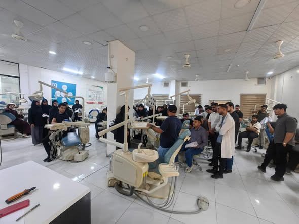 إقامة دورة تدريبية لطلبة المرحلتين الرابعة والخامسة في استخدام وحدة الأسنان