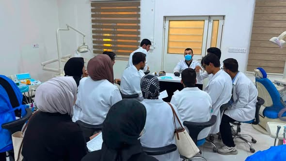 فرع معالجة وتجميل الأسنان يقيم دورة علمية لطلبة الكلية ضمن برامج التدريب الصيفي